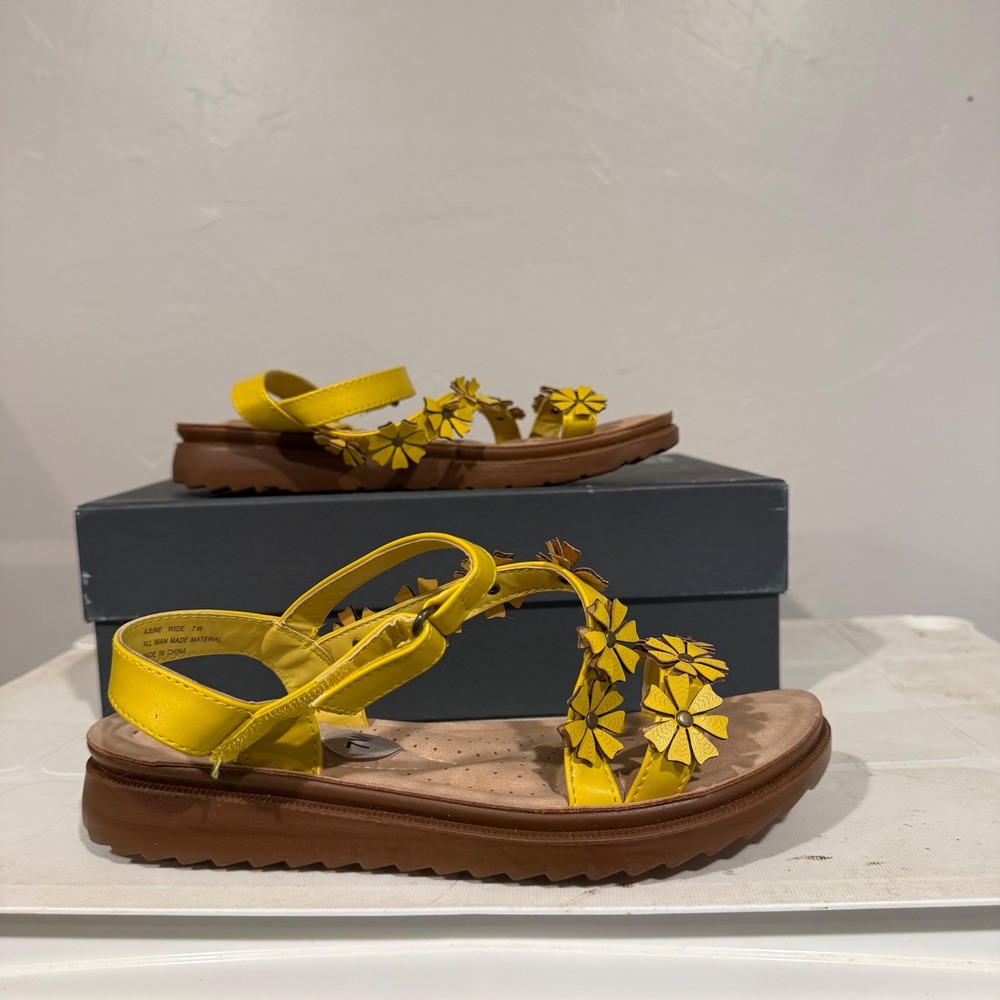 Life Comfort Floral Sandals Womens 7W Yellow Excellent 3D Flower Strappy Wide